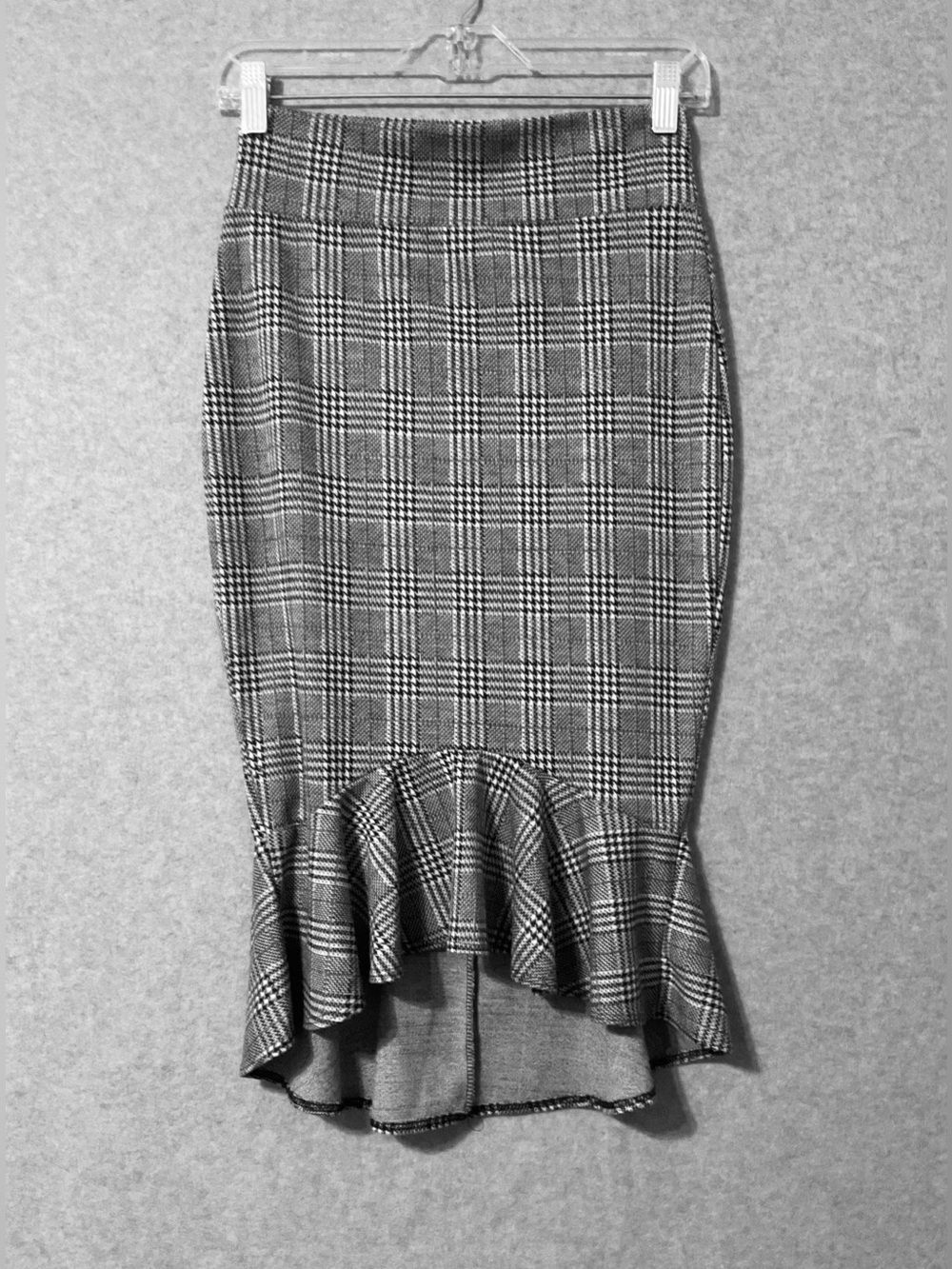 Discovery Plaid Ruffle-Hem Pencil Skirt - Black & White Sz M